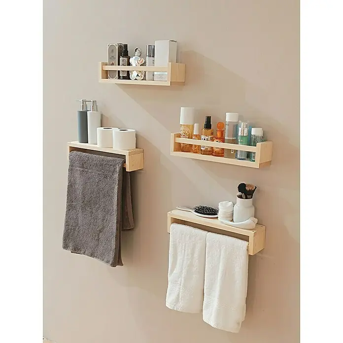 Astigarraga Especiero - L x An x Al: 15 x 40 x 15 cm, Madera, Natural - Cuatro estantes de madera con diversos artículos y toallas montados en una pared.