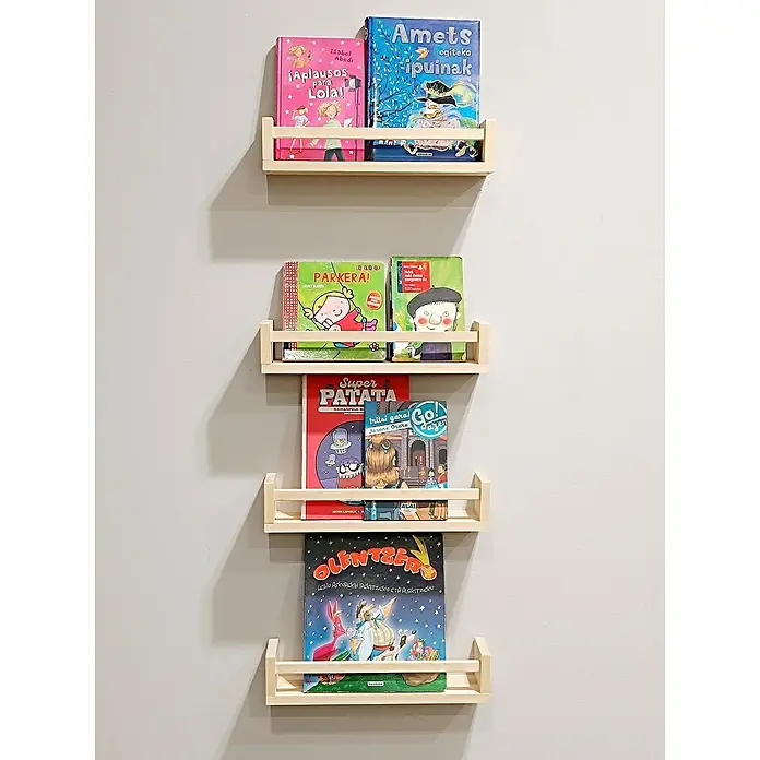 Astigarraga Especiero - L x An x Al: 15 x 40 x 15 cm, Madera, Natural - Estanterías de pared de madera clara con una colección de libros infantiles coloridos con temáticas variadas.