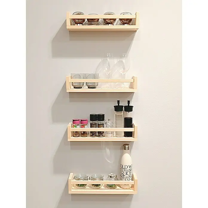 Astigarraga Especiero - L x An x Al: 15 x 40 x 15 cm, Madera, Natural - Un primer plano de cuatro estantes de madera en una pared que sostienen varios vasos y recipientes.