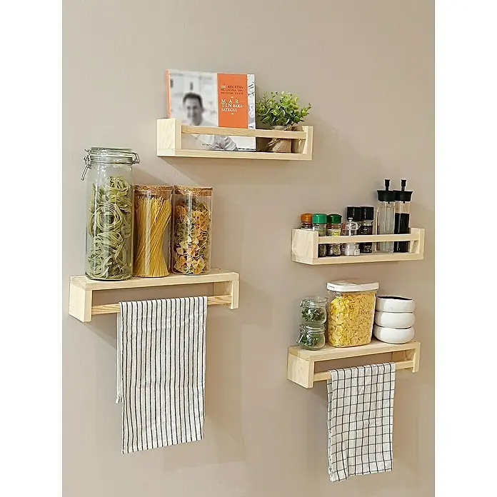 Astigarraga Especiero - L x An x Al: 15 x 40 x 15 cm, Madera, Natural - Estantes de pared de madera clara con utensilios de cocina y toallas, ideales para la organización de la cocina.