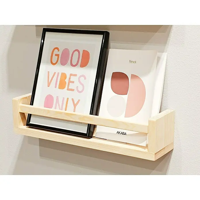 Astigarraga Especiero - L x An x Al: 15 x 40 x 15 cm, Madera, Natural - Estante de pared de madera clara con impresión enmarcada de "Good Vibes Only" y una revista con diseño geométrico.