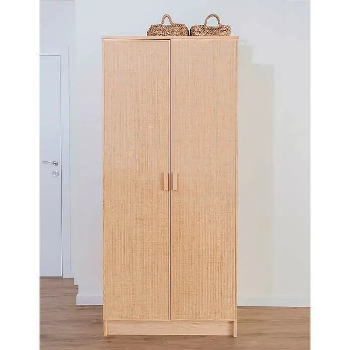 Astigarraga Aura Conjunto de muebles - 5 pzs., Madera maciza y rafia, Natural - Un armario sencillo con dos puertas y tiradores de madera clara, con dos cestas de mimbre encima. Diseño natural.