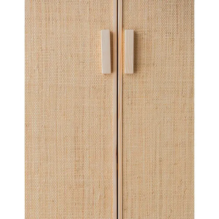 Astigarraga Aura Conjunto de muebles - 5 pzs., Madera maciza y rafia, Natural - Primer plano de un armario marrón claro con dos tiradores de madera clara y una textura natural, ideal para espacios modernos.