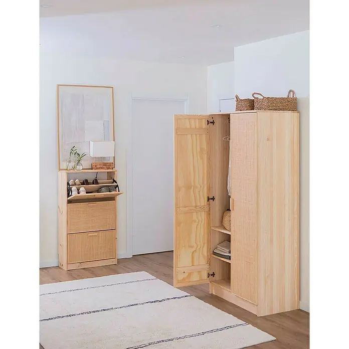 Astigarraga Aura Conjunto de muebles - 5 pzs., Madera maciza y rafia, Natural - Una habitación luminosa con un mueble zapatero de madera y un armario abierto de madera. Cestas encima del armario, decorando la habitación.