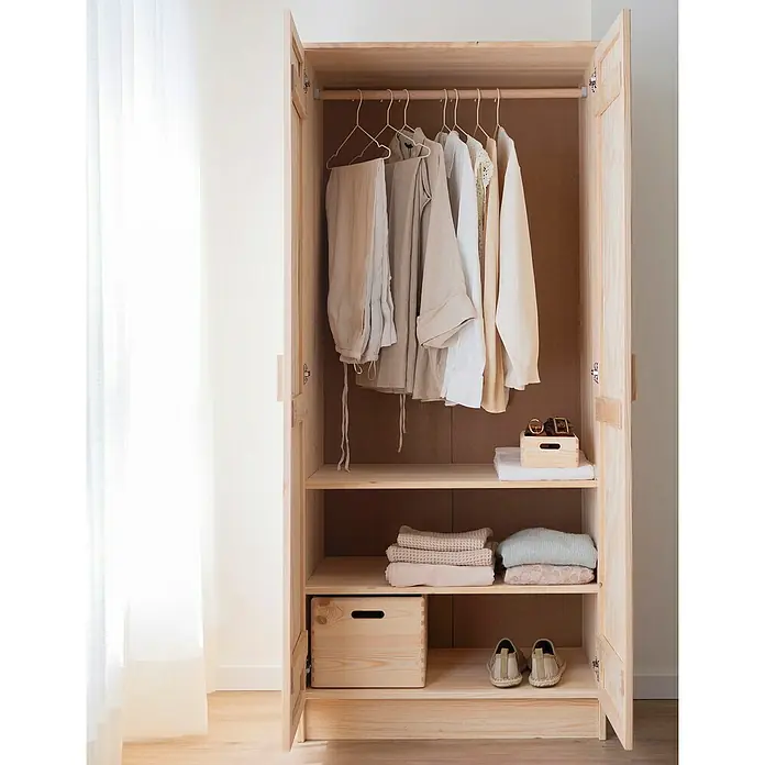 Astigarraga Aura Conjunto de muebles - 5 pzs., Madera maciza y rafia, Natural - Armario de madera con ropa, accesorios y zapatos. El armario ofrece un amplio espacio de almacenamiento para una organización ordenada.