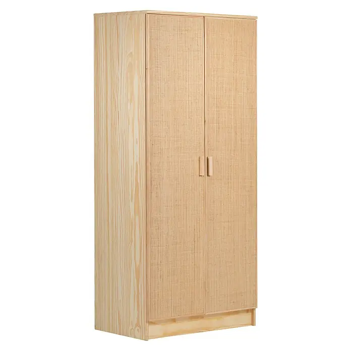 Astigarraga Aura Conjunto de muebles - 5 pzs., Madera maciza y rafia, Natural - Un armario de madera clara con dos puertas y asas sencillas ofrece un amplio espacio para ropa y accesorios.
