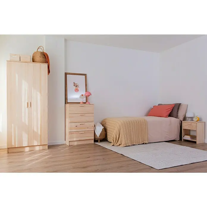 Astigarraga Vita Conjunto de muebles - Natural, 4 pzs. - Un dormitorio con un armario de madera clara, una cómoda, una cama y una mesita de noche con detalles decorativos.