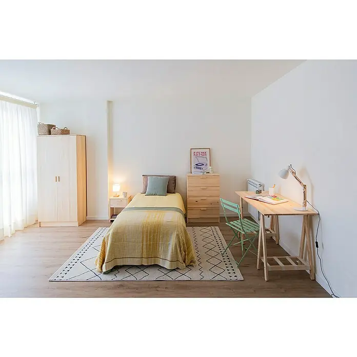 Astigarraga Vita Armario para ropa - L x An x Al: 48 x 80 x 180 cm, Natural - Acogedora habitación con armario de madera clara, cama, cómoda y escritorio con silla, ideal para estudiantes o apartamentos pequeños.