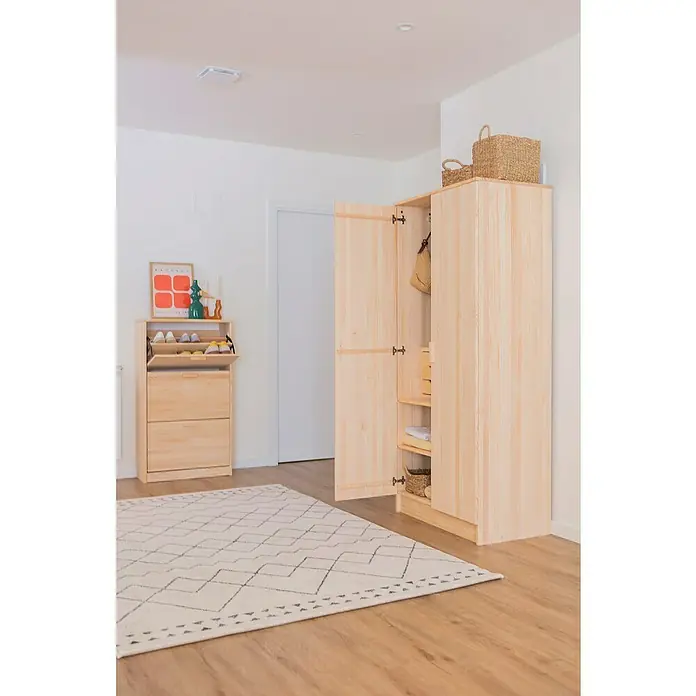 Astigarraga Vita Conjunto de muebles - Natural, 4 pzs. - Zapatero de madera clara y armario con puertas abiertas, complementado con una alfombra decorativa. Ideal para almacenaje en pasillo.