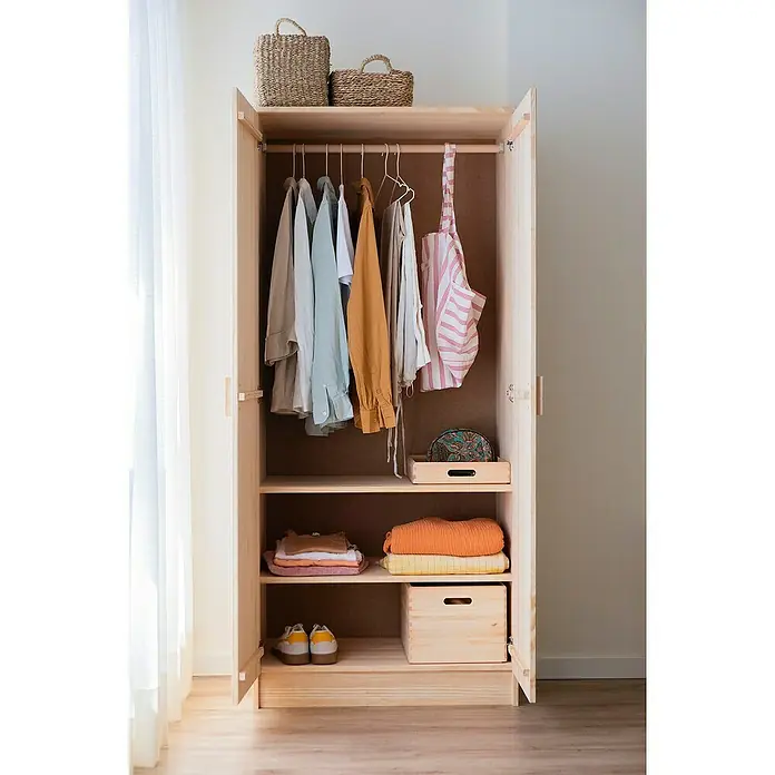 Astigarraga Vita Conjunto de muebles - Natural, 4 pzs. - Armario de madera abierto con ropa, cestas y accesorios, que ofrece una solución de almacenamiento elegante y organizada.