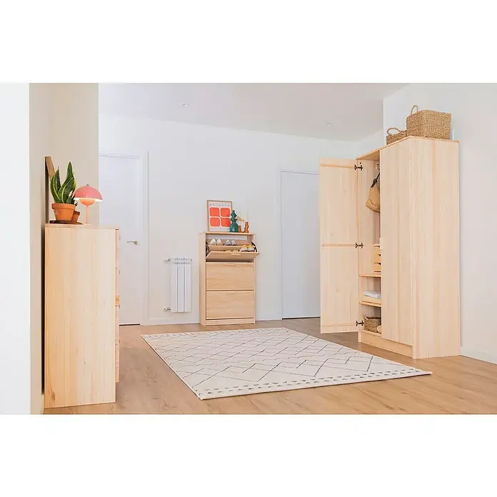 Astigarraga Vita Conjunto de muebles - Natural, 4 pzs. - Muebles de madera clara, incluyendo un zapatero, un armario y una cómoda, crean un ambiente acogedor en el pasillo.