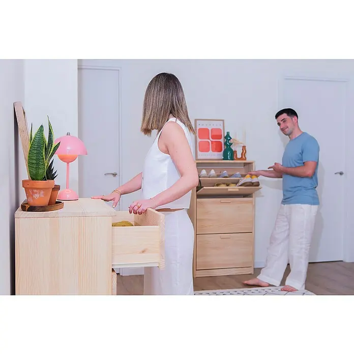 Astigarraga Vita Conjunto de muebles - Natural, 2 pzs. - Un zapatero y una cómoda de madera clara, con plantas de interior y una lámpara, crean un recibidor elegante y funcional.
