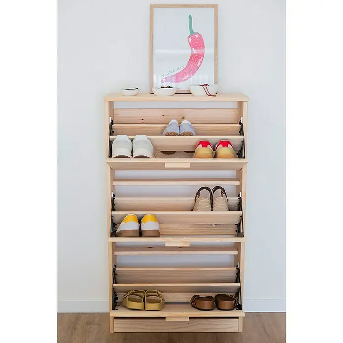 Astigarraga Vita Conjunto de muebles - Natural, 2 pzs. - Toma de un zapatero de madera que muestra varios pares de zapatos; su diseño abatible ofrece un almacenamiento elegante en el hogar.
