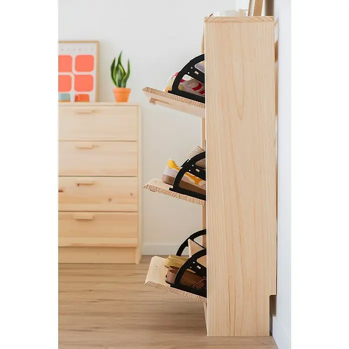 Astigarraga Vita Conjunto de muebles - Natural, 2 pzs. - Un zapatero de madera con múltiples estantes que muestra varios zapatos. El mueble está situado en un ambiente luminoso.
