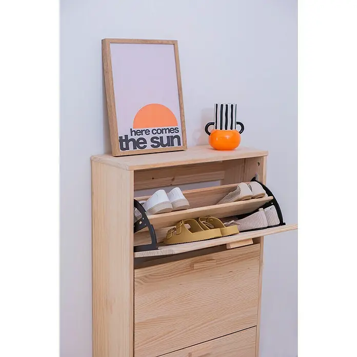 Astigarraga Vita Conjunto de muebles - Natural, 2 pzs. - Zapatero de madera clara con compartimentos abatibles y cajones, decorado con un póster y un jarrón. Almacenamiento práctico y elegante.
