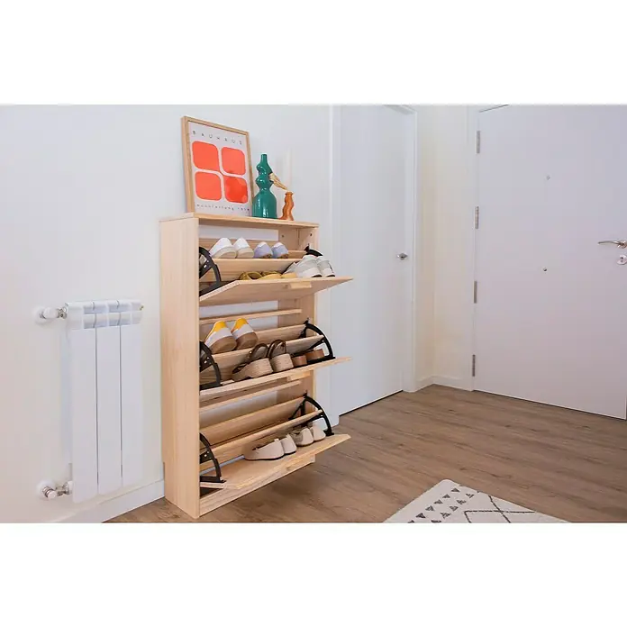 Astigarraga Vita Conjunto de muebles - Natural, 2 pzs. - Un zapatero moderno de madera con tres estantes, lleno de varios zapatos, se encuentra en una habitación luminosa.