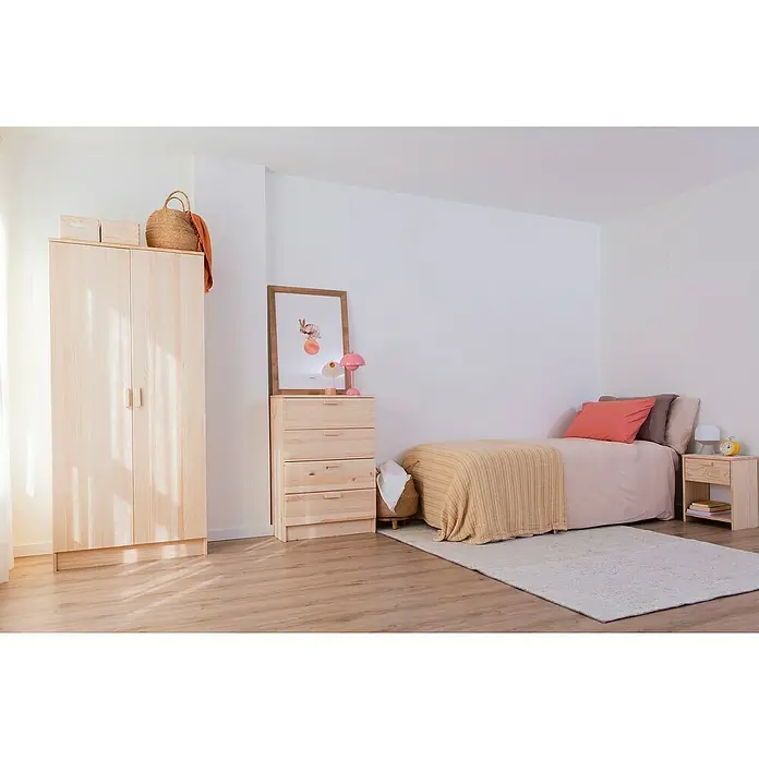 Astigarraga Vita Conjunto de muebles - 3 pzs., Natural - Un dormitorio luminoso con un armario de pino, una cómoda y una cama, creando un ambiente sereno y natural.