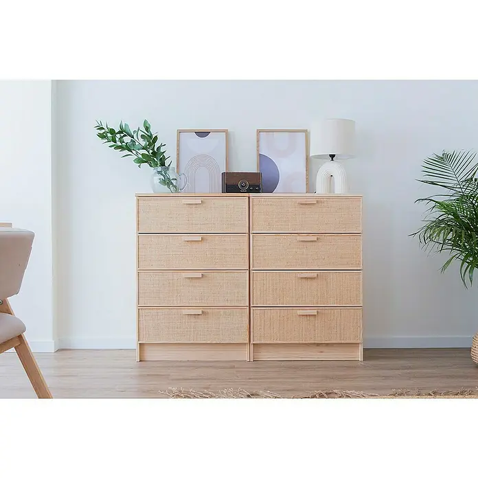 Astigarraga Aura Conjunto de muebles - 5 pzs., Madera maciza y rafia, Natural - Un elegante aparador con cajones con diseño de mimbre, ideal para almacenamiento y como elemento decorativo en el salón.
