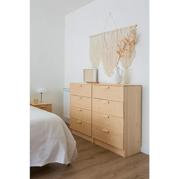 Astigarraga Aura Conjunto de muebles - 5 pzs., Madera maciza y rafia, Natural - Cómoda espaciosa de madera clara con seis cajones y tiradores de madera sencillos, decorada con jarrón y tapiz, para un ambiente elegante.
