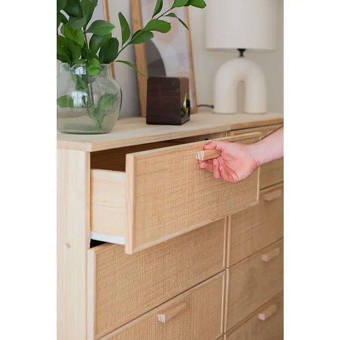 Astigarraga Aura Conjunto de muebles - 5 pzs., Madera maciza y rafia, Natural - Foto de una cómoda de madera con un cajón abierto. La estructura es de madera clara, mientras que los frentes de los cajones están cubiertos de ratán.