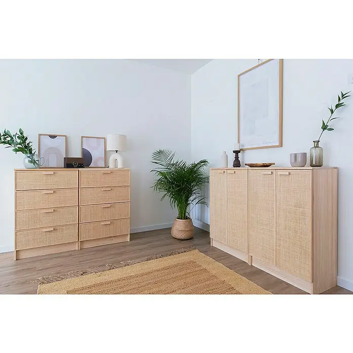Astigarraga Aura Conjunto de muebles - 2 pzs., Madera maciza y rafia, Natural - Un interior luminoso y moderno con cómodas de madera y ratán, decorado con plantas y accesorios para el hogar.