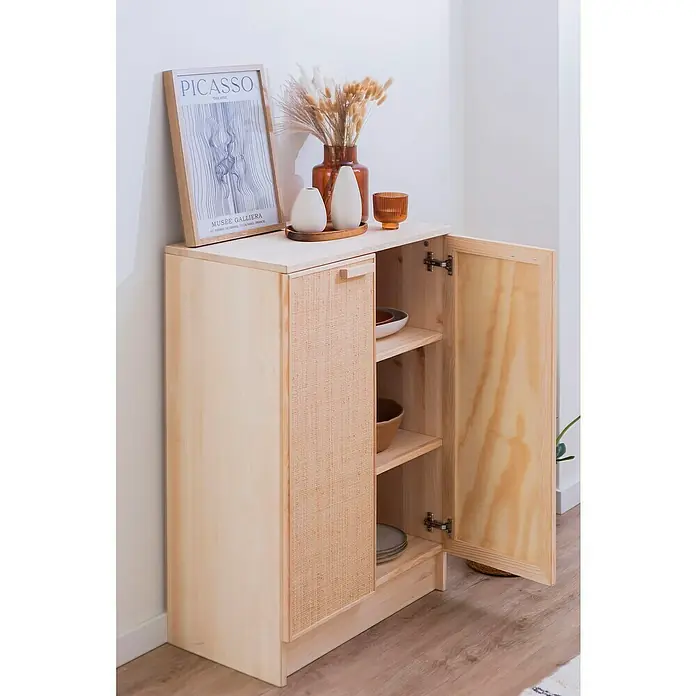 Astigarraga Aura Conjunto de muebles - 2 pzs., Madera maciza y rafia, Natural - Gabinete de madera clara con puerta y estantes en el interior, decorado con jarrones y un póster de Picasso encima para un ambiente acogedor.