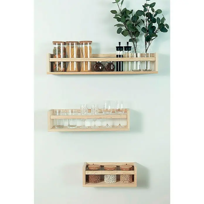 Astigarraga Especiero - L x An x Al: 15 x 80 x 15 cm, Madera de pino, Natural - Tres estantes con cristalería y alimentos en una pared blanca. Estantes de madera, decoración y almacenamiento.