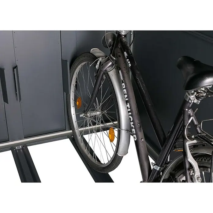 Proregal Garage 2er-Fahrradgarage - Metall, Anthrazit - Nahaufnahme eines Fahrrads, das in einer Fahrradgarage abgestellt ist. Das Fahrrad ist schwarz mit silbernen Akzenten und hat Reflektoren an den Rädern.