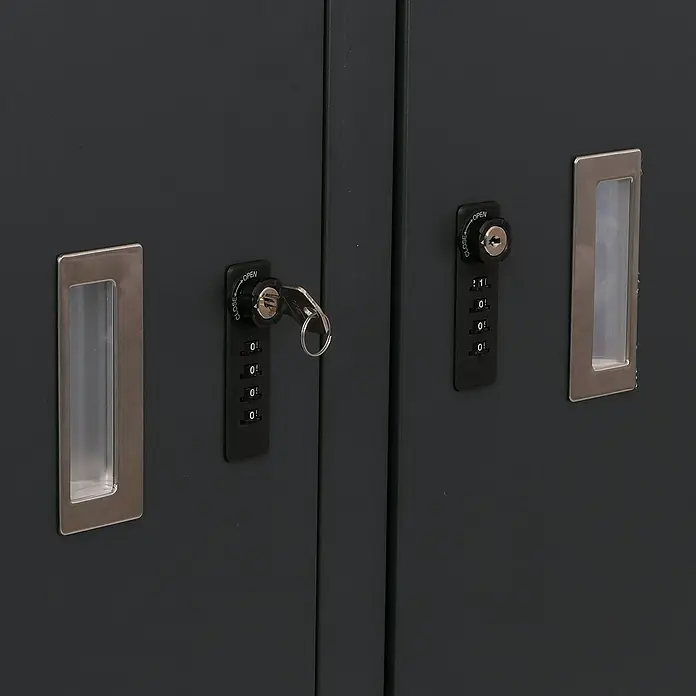 Proregal Garage 4er-Fahrradgarage - Metall, Anthrazit - Detailaufnahme von verschlossenen Schränken mit Zahlenschlössern und Schlüssel. Die Schränke sind dunkelgrau und haben silberne Griffe.
