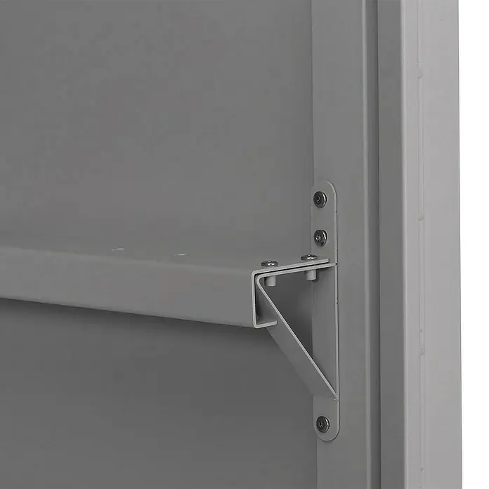 Proregal Garage 2er-Fahrradgarage - Metall, Hellgrau - Detailaufnahme eines grauen Metallregals mit Winkeleisenbefestigung in einem Schrank, das Stabilität und Funktionalität bietet.