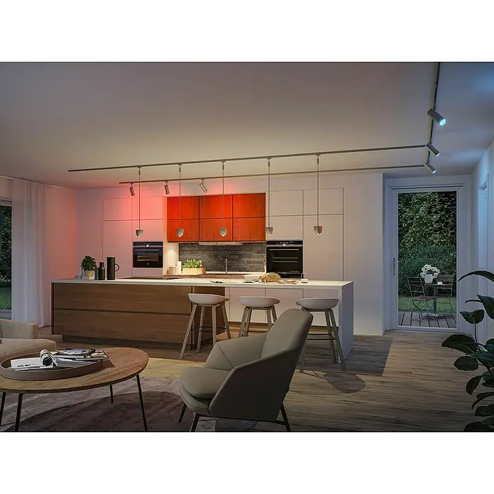 Paulmann URail LED-Spot Tarie - 5,5 W, 6 x 16,05 cm, Chrom - Eine moderne Küche mit einem Lichtsystem aus silbernen Strahlern, die an einer Schiene an der Decke befestigt sind. Helles und modernes Design.