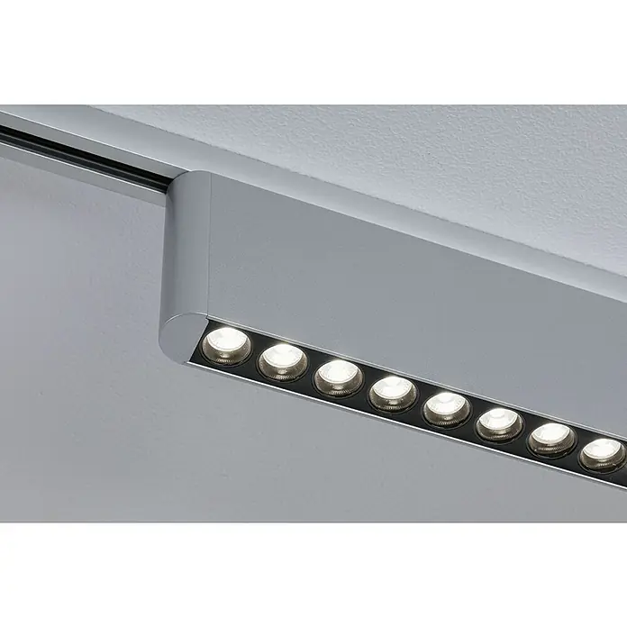 Paulmann URail LED-Lichtleiste Zelos - L x B x H: 2,3 x 37,2 x 7,4 cm, Lichtfarbe: Neutralweiß, Chrom matt - Nahaufnahme einer linearen Deckenleuchte mit mehreren LED-Spots in einem modernen, silbernen Gehäuse, die ein helles, fokussiertes Licht ausstrahlen.