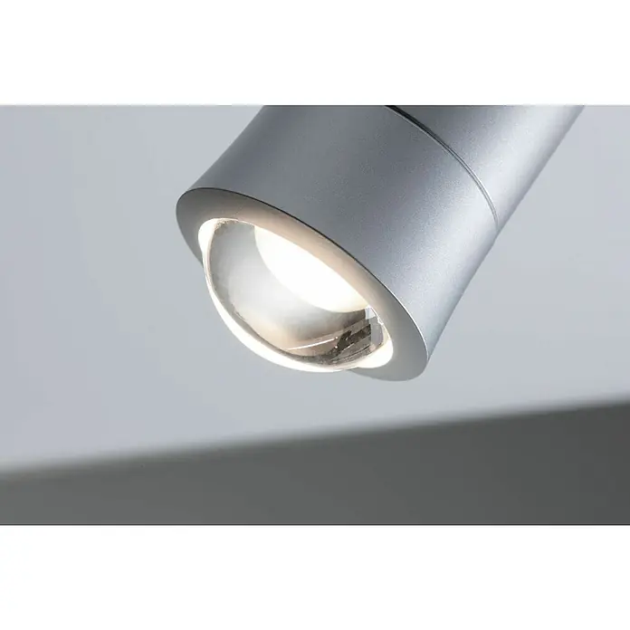 Paulmann URail LED-Spot Tarie - 5,5 W, 6 x 16,05 cm, Chrom - Nahaufnahme einer modernen, silberfarbenen LED-Spotleuchte mit klarer Linse, die ein helles, fokussiertes Licht ausstrahlt.