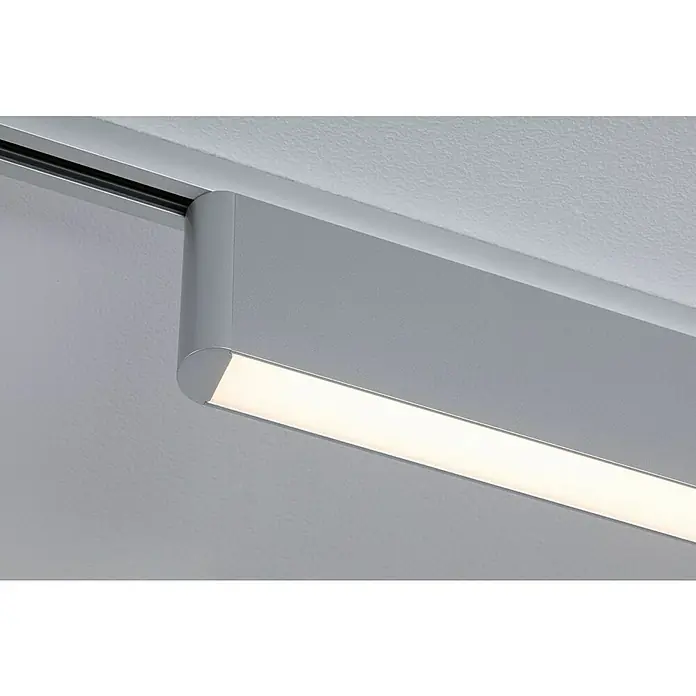 Paulmann URail LED-Lichtleiste Ceris - L x B x H: 2,3 x 37,2 x 7,4 cm, Lichtfarbe: Warmweiß, Chrom matt, 3.000 K - Nahaufnahme einer modernen, grauen LED-Schienenleuchte, die an einer Decke montiert ist und helles, warmes Licht ausstrahlt.