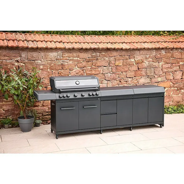 Kingstone Outdoorküchen-Modul Cliff Big Basic - Schwarz, B x T x H: 82 x 55,5 x 91 cm - Bild eines modernen, grauen Gasgrills mit Unterschrank auf einer Terrasse vor einer Steinmauer.