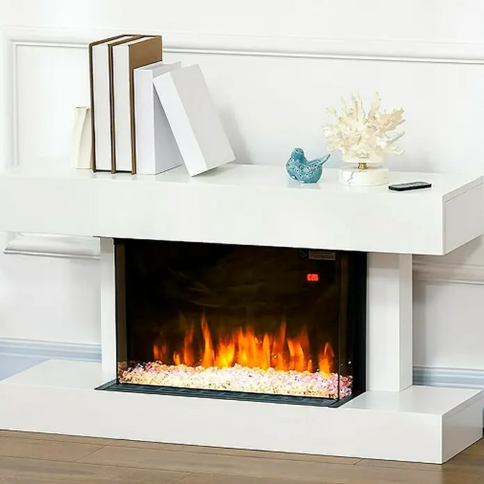 Fulmo Chimenea eléctrica Toledo - 2.000 W, Blanco, 35 x 102,5 x 54,5 cm - Imagen de una chimenea eléctrica moderna con objetos decorativos en la estantería, creando un ambiente acogedor.