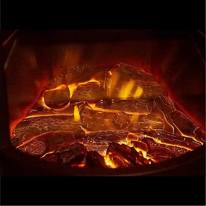 Fulmo Chimenea eléctrica Barcelona - 2.000 W, Negro, 41 x 41 x 64,5 cm - Primer plano de una chimenea simulada con leños brillantes, que irradia calidez y ambiente.