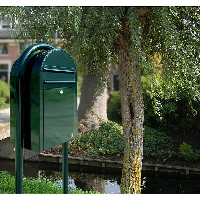 Proregal Wandbriefkasten Miami - Grün, Metall - Stilvoller grüner Briefkasten neben einem ruhigen Kanal, eingebettet in eine üppige Landschaft. Ideal für den Empfang Ihrer Post.