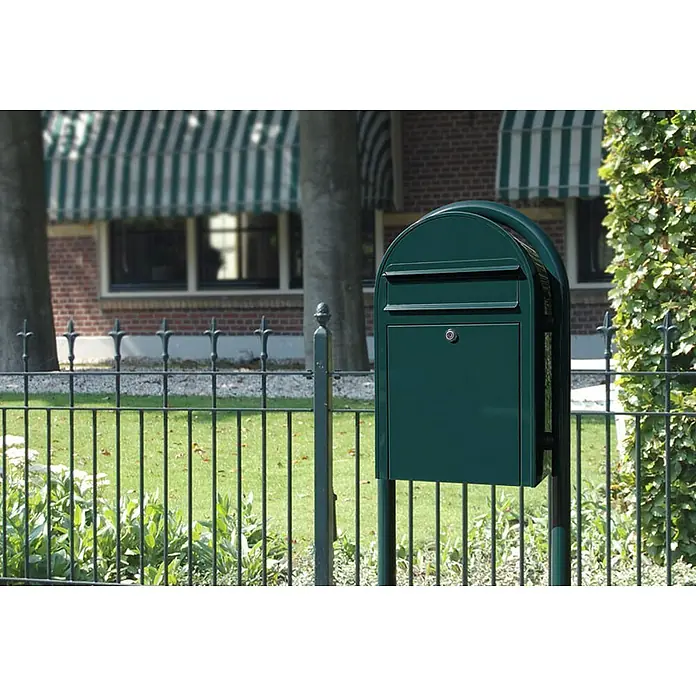 Proregal Wandbriefkasten Miami - Grün, Metall - Nahaufnahme eines grünen Briefkastens mit Schloss an einem Zaun vor einem Haus mit Markise.