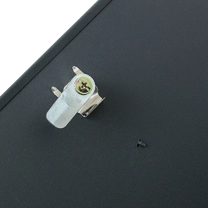 Proregal Wandbriefkasten Briefkasten - Anthrazit, Metall, Zeitungsfach - Detailaufnahme eines Schrankbeschlags mit einem Drehriegelverschluss und einer kleinen Schraube auf einer dunklen Oberfläche.