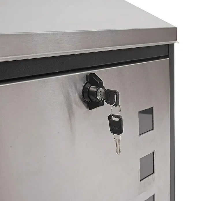 Proregal Wandbriefkasten XXL Briefkasten - L x B x H: 25 x 44 x 52 cm, Schwarz-Edelstahl, Metall, Zeitungsfach - Nahaufnahme eines grauen Metallbriefkastens mit einem schwarzen Schloss und Schlüsseln.