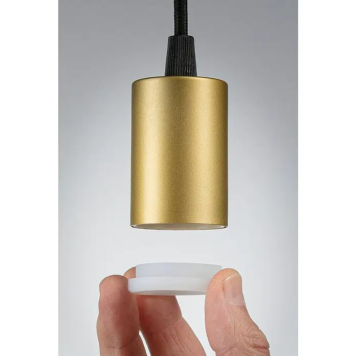 Paulmann Pendelleuchte Ravi - 60 W, Ø x L: 8 x 150 cm, Schwarz/ Gold, E27 - Nahaufnahme einer goldenen Lampenfassung mit schwarzem Kabel und einer Hand, die ein weißes Kunststoffteil hält.