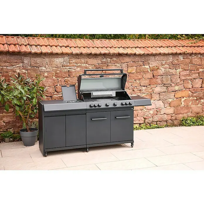 Kingstone Arbeitsplatte Cliff Big Basic mit Seitenbrennerausschnitt - Stahl, Passend für: Kingstone Seitenschrank Cliff Big Basic - Bild einer stilvollen grauen Outdoor-Küche mit Grill und Unterschränken auf einer Terrasse vor einer Backsteinmauer.