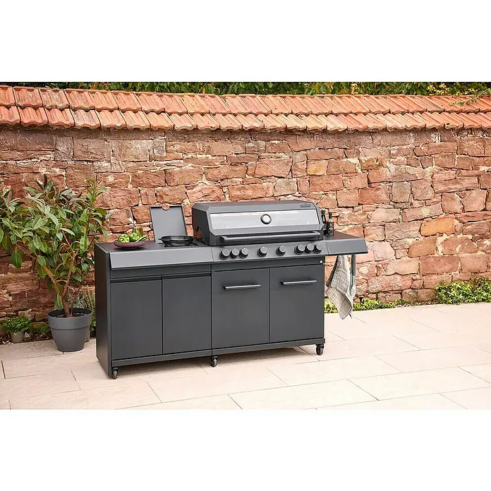 Kingstone Outdoorküchen-Modul Cliff Big Basic - Schwarz, B x T x H: 82 x 55,5 x 91 cm - Eine moderne Außenküche mit einem großen Grill und viel Stauraum vor einer rustikalen Steinmauer. Perfekt für Grillabende.