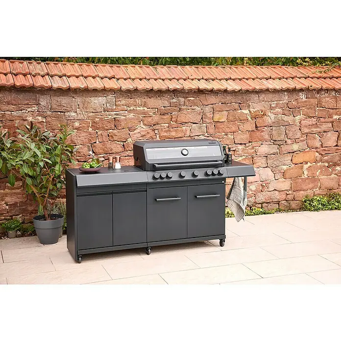 Kingstone Outdoorküchen-Modul Cliff Big Basic - Schwarz, B x T x H: 82 x 55,5 x 91 cm - Eine moderne Outdoor-Küche mit einem stilvollen Grill vor einer Backsteinmauer. Die Küche verfügt über Arbeitsflächen und Stauraum.
