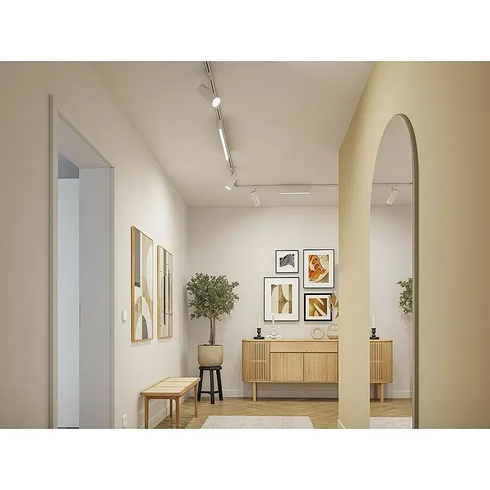 Paulmann URail LED-Spot Theron - 13 W, Signalweiß, Warmweiß, 6,2 x 20 cm, 3.000 K - Fluransicht mit einem modernen Wandspiegel mit abgerundeten Ecken, der das Licht einfängt und den Raum optisch vergrößert. Ein schlichtes Design.