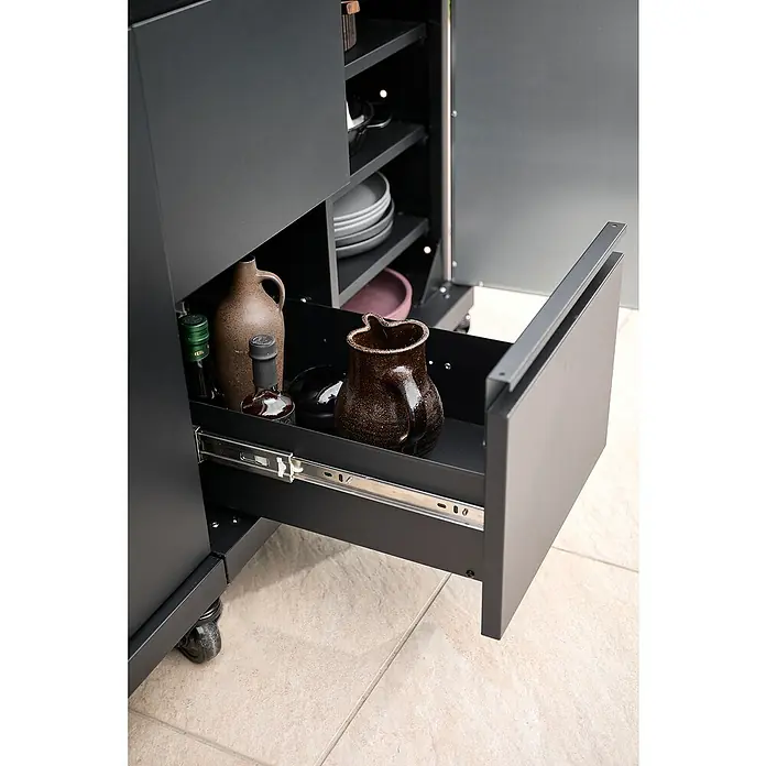 Kingstone Schubladen-Set Cliff Big Basic - Stahl, Passend für: Kingstone Seitenschrank Cliff Big Basic - Nahaufnahme eines schwarzen Küchenschranks mit offener Schublade, gefüllt mit Karaffen und Flaschen.