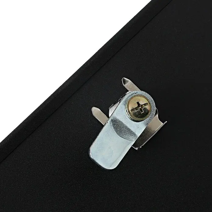 Proregal Wandbriefkasten Briefkasten - Schwarz, Metall, Zeitungsfach - Nahaufnahme eines Schrankschlosses mit Schraube. Das Schloss ist an einer schwarzen Oberfläche befestigt und verriegelt den Schrank.