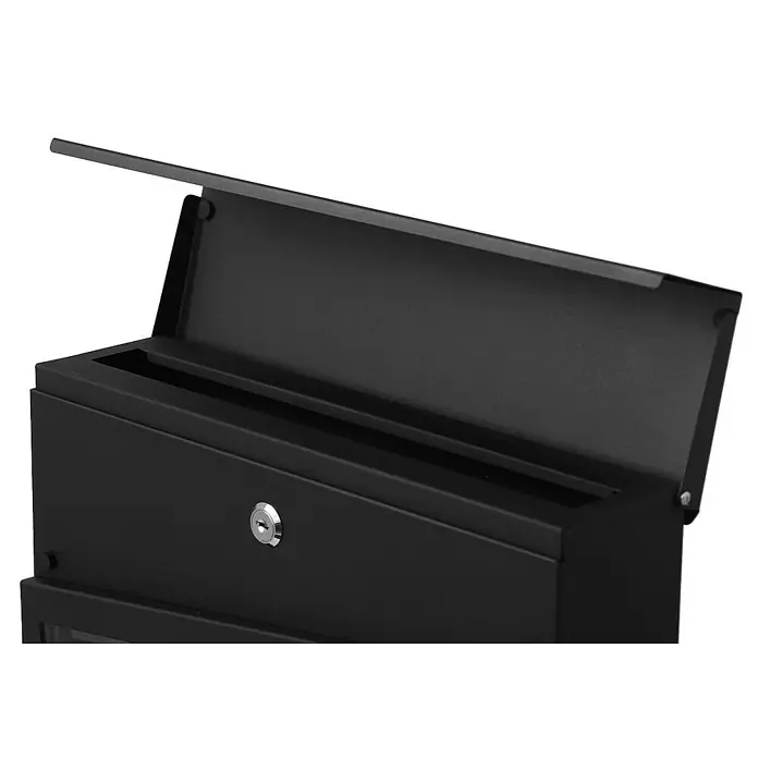 Proregal Wandbriefkasten Briefkasten - Schwarz, Metall, Zeitungsfach - Nahaufnahme eines schwarzen Briefkastens mit geöffnetem Deckel und Schloss, der ein modernes Design und Funktionalität zeigt.