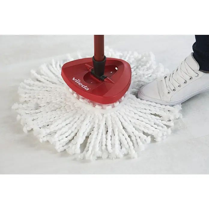 Vileda Set de limpieza Turbo smart - Otros, Rojo/Gris - Primer plano de una fregona giratoria Vileda, con un cabezal blanco y un cabezal triangular rojo, sobre un suelo claro. Hay una zapatilla blanca a la vista.